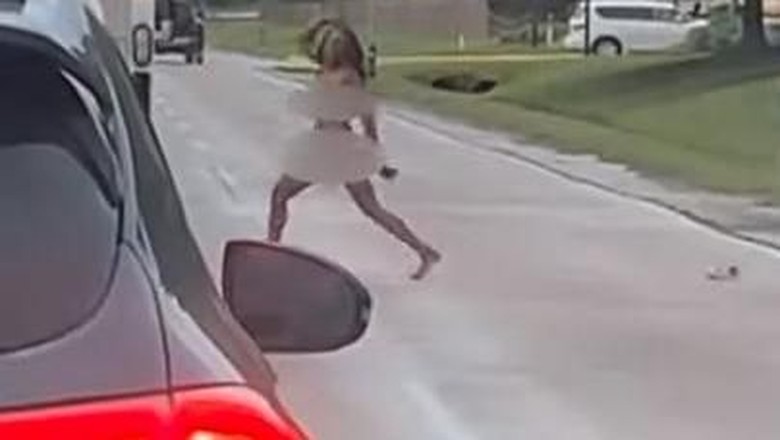Wanita Ini Lepas Baju di Jalan dan Sebabkan Macet