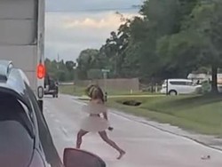 Wanita Ini Lepas Baju di Jalan dan Sebabkan Macet