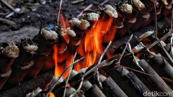 Melihat Pembuatan Lemang Saat Ramadhan