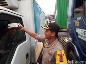 Semarak Ramadhan, Polres Bekasi Bagi Takjil Gratis ke Pengendara