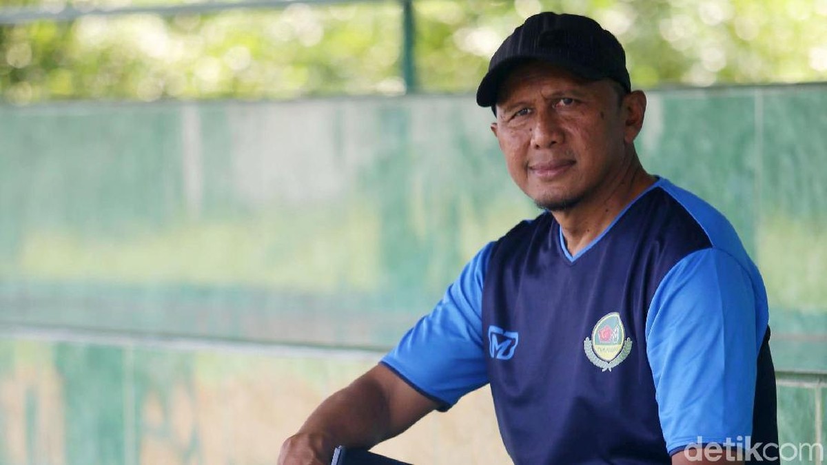 Rahmad Darmawan jago komedi. (Grandyos Zafna/detikSport)