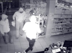 Aksi Kawanan Perampok Toko 212 di Sukabumi Terekam CCTV