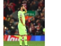 Sebelum pertandingan, Luis Suarez mengatakan tak akan melakukan perayaan di Anfield. Suarez memegang perkataannya itu karena timnya kalah telak. Foto: istimewa