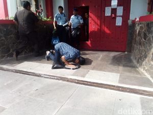Bebas Dari Lapas Sukamiskin, Eks Bupati Bogor Sujud Syukur Bebas Dari Lapas Sukamiskin, Eks Bupati Bogor Sujud Syukur