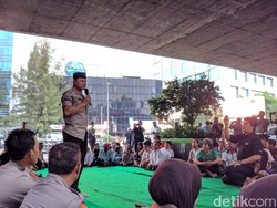 Polres Jakbar Buka Puasa dan Dialog Bareng Pengamen-Pengasong di Kolong Slipi