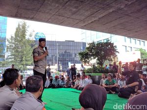 Polres Jakbar Buka Puasa dan Dialog Bareng Pengamen-Pengasong di Kolong Slipi Polres Jakbar Buka Puasa dan Dialog Bareng Pengamen-Pengasong di Kolong Slipi