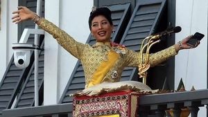 Foto: Putri Thailand yang Curi Atensi Saat Penobatan Raja, Sibuk Pegang HP