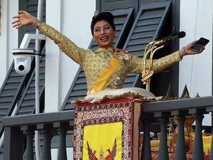 Foto: Putri Thailand yang Curi Atensi Saat Penobatan Raja, Sibuk Pegang HP Foto: Putri Thailand yang Curi Atensi Saat Penobatan Raja, Sibuk Pegang HP
