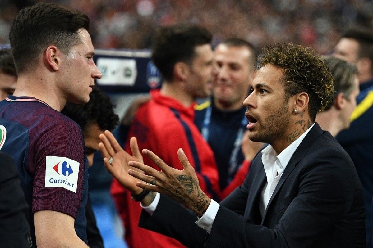 Duo PSG Neymar dan Julian Draxler dikabarkan nyaris berkelahi. (Foto: Franck Fife / AFP)