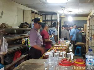 Geledah Toko Obat di Bekasi, Polisi Temukan Sejumlah Botol Miras