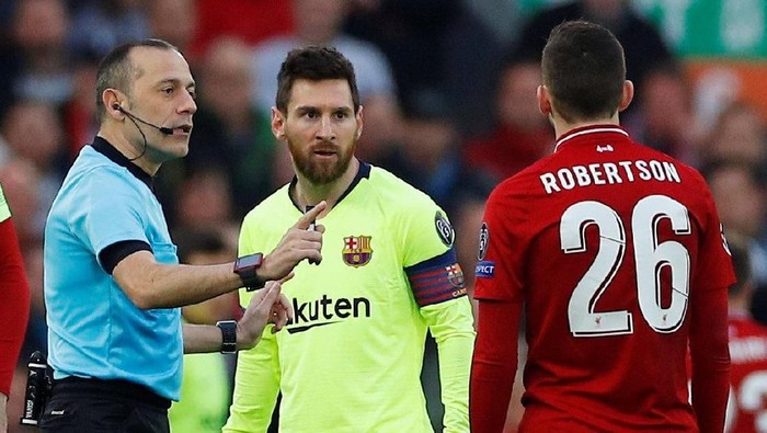 Soccer Football - Champions League Semi Final Second Leg - Liverpool v FC Barcelona - Anfield, Liverpool, Britain - May 7, 2019  Referee Cuneyt Cakir talks to Liverpools Andrew Robertson as Barcelonas Lionel Messi looks on  REUTERS/Phil Noble