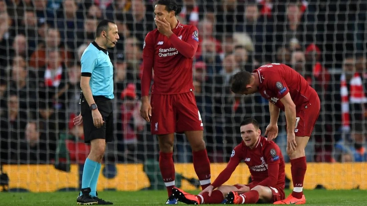 Bek Liverpool Andy Robertson mengalami cedera di laga melawan Barcelona. (Foto: Shaun Botterill/Getty Images)