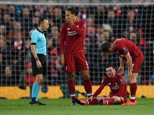 Dibikin Cedera Suarez, Robertson: Yang Penting Liverpool ke Final