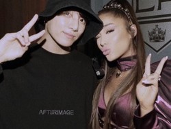 Ariana Grande Pasang Foto Bareng Jungkook BTS di Wallpaper Ponselnya