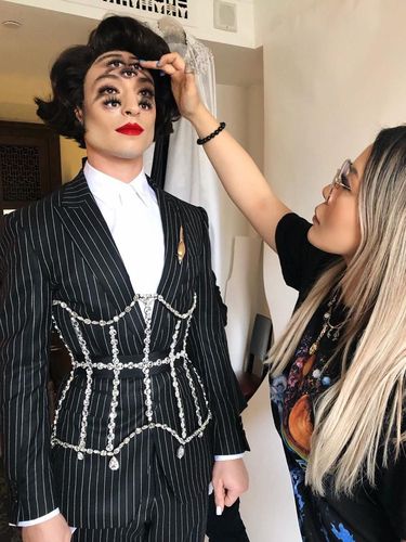 Cerita Makeup Artist yang Dandani Ezra Miller Jadi Punya 7 Mata, Makeup 5 Jam