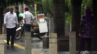 Ada Spanduk Larangan, PKL Masih Dagang di Trotoar Sudirman