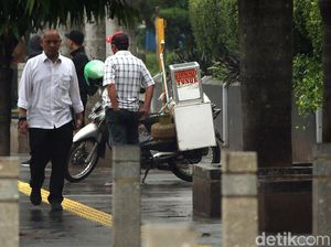 Ada Spanduk Larangan, PKL Masih Dagang di Trotoar Sudirman Ada Spanduk Larangan, PKL Masih Dagang di Trotoar Sudirman