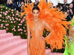 Halloween, Kendall Jenner Pakai Headpiece Karya Rinaldy Yunardi Halloween, Kendall Jenner Pakai Headpiece Karya Rinaldy Yunardi