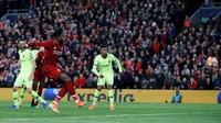 Alih-alih mendapatkan gol, Barcelona malah kebobolan lagi. Divock Origi menuntaskan umpan Tren Alexander-Arnold dari situasi sepak pojok, memanfaatkan kelengahan pertahanan Barcelona. (Foto: Phil Noble/REUTERS)