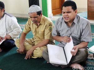 Semangat Santri Disabilitas Netra Hafalkan Alquran di Cimahi Semangat Santri Disabilitas Netra Hafalkan Alquran di Cimahi