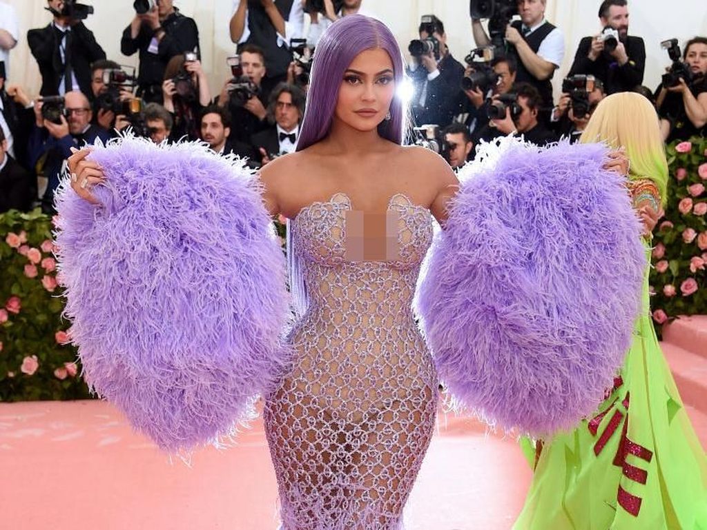 Kylie Jenner Kepergok Lirik Bokong Jennifer Lopez di MET Gala 2019