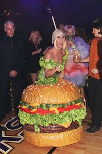Tampil Nyentrik Sebagai Burger, Katy Perry Kaprikornus Pusat Perhatian di Acara Met Gala