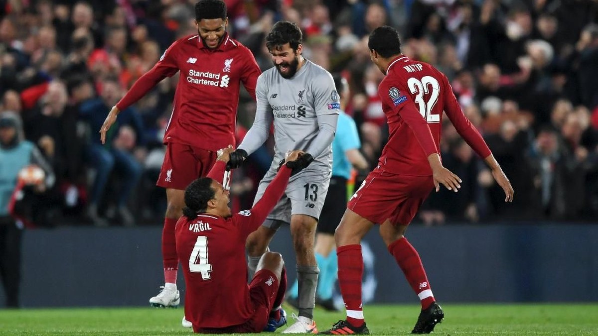 Alisson Becker merayakan kemenangan 4-0 Liverpool atas Barcelona di Stadion Anfield, Rabu (8/5/2019) dini hari WIB. (Foto: Shaun Botterill/Getty Images)