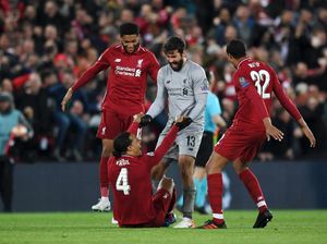 Alisson Becker vs Barcelona: Dibobol Banyak Dulu, Tertawa Kemudian