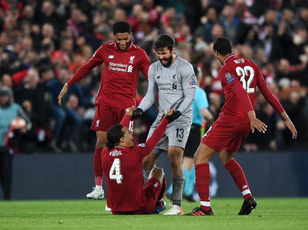 Bek Liverpool Bagus-Bagus, tapi Van Dijk Paling Spesial Bek Liverpool Bagus-Bagus, tapi Van Dijk Paling Spesial
