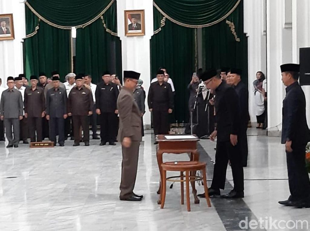 Lantik Kadinkes Jabar, Ridwan Kamil Soroti Stunting-Kematian Ibu Lantik Kadinkes Jabar, Ridwan Kamil Soroti Stunting-Kematian Ibu