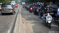 Duh, Jalan Rusak di Bekasi Bikin Macet