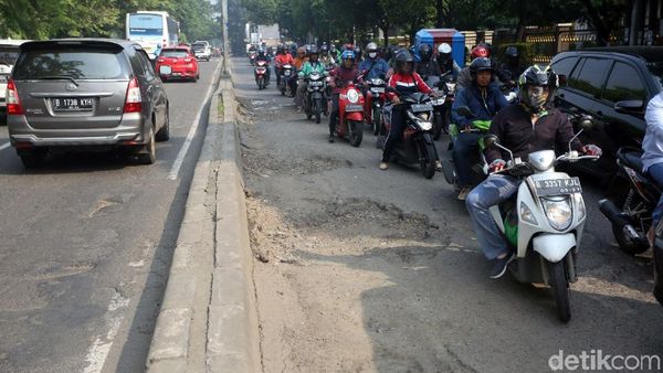 Duh, Jalan Rusak di Bekasi Bikin Macet