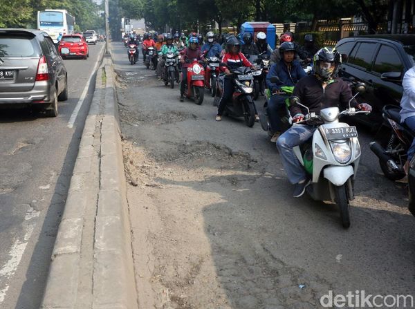 Duh, Jalan Rusak di Bekasi Bikin Macet