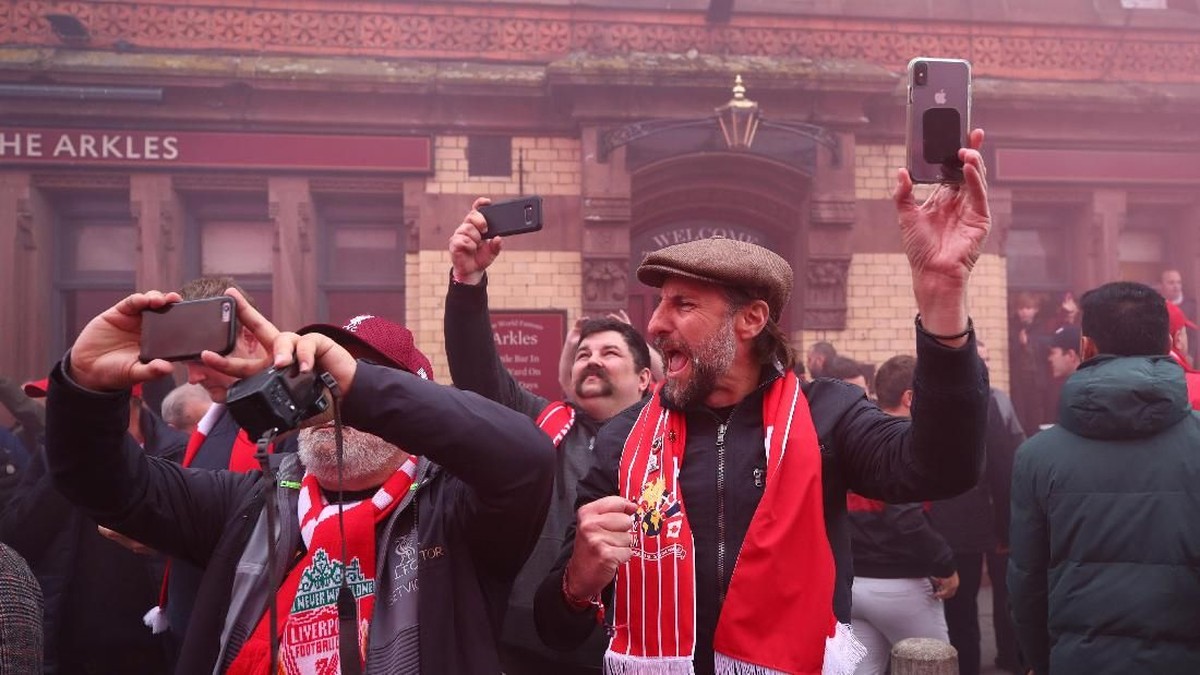 Suporter Liverpool merayakan kemenangan atas Barcelona. (Foto: Clive Brunskill/Getty Images)