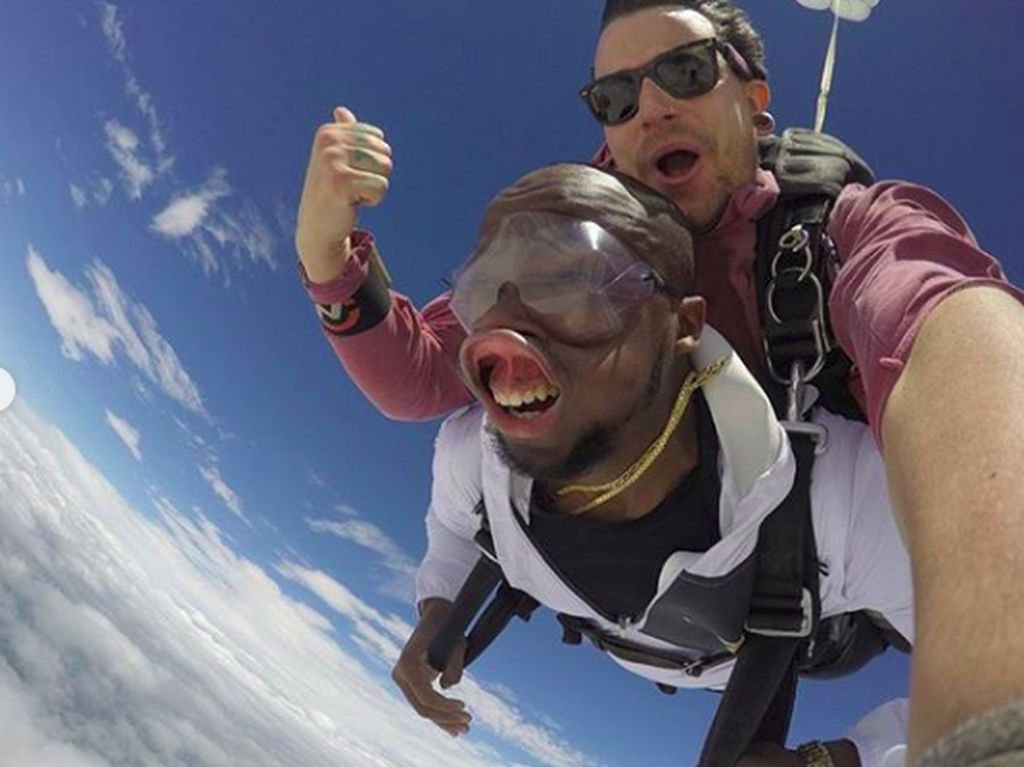 Foto Saat Skydiving, Pria Ini Malah Bikin Ngakak! Foto Saat Skydiving, Pria Ini Malah Bikin Ngakak!