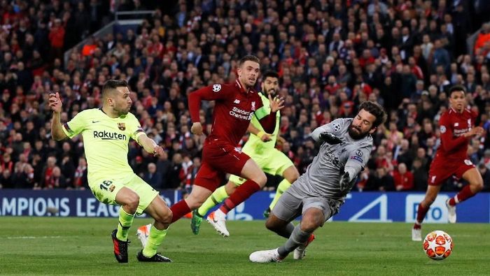 Kiper Liverpool, Alisson Becker, saat melawan Barcelona. (Foto: Phil Noble/Reuters)