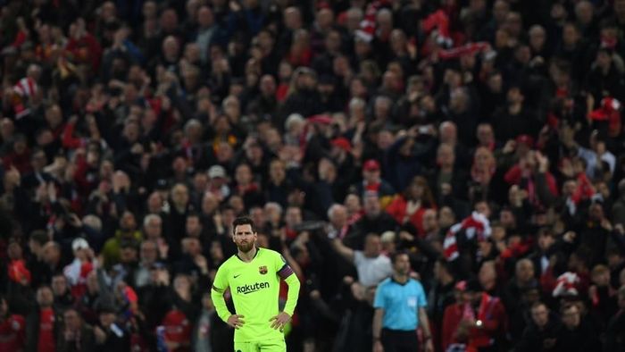 Lionel Messi ditinggalkan bus tim usai dikalahkan Liverpool. (Paul ELLIS / AFP) Lionel Messi ditinggalkan bus tim usai dikalahkan Liverpool. (Paul ELLIS / AFP)