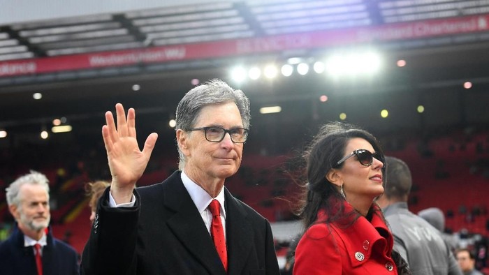 LIVERPOOL, ENGLAND - APRIL 26:  Liverpool owner John W. Henry and wife, Linda Pizzuti walk on the pitch prior to the Premier League match between Liverpool FC and Huddersfield Town at Anfield on April 26, 2019 in Liverpool, United Kingdom. (Photo by Michael Regan/Getty Images)