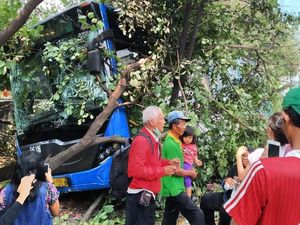 TransJ Tabrak Separator di Grogol, Seluruh Penumpang Dievakuasi
