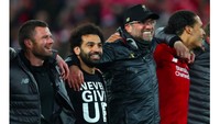 Akun Twitter Liverpool menegaskan tulisan tertera di kaus Mohamed Salah. Kami tidak pernah menyerah, Mo! Foto: istimewa
