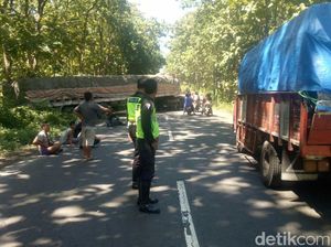 Tronton Melintang, Jalur Pantura Baluran Situbondo Sempat Terganggu Tronton Melintang, Jalur Pantura Baluran Situbondo Sempat Terganggu