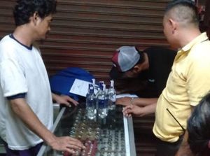 Polisi Tutup Warung Miras yang Beroperasi di Depan Masjid Bekasi
