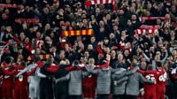 Ucapan terima kasih pun tak lupa disampaikan para pemain Liverpool. Mereka berbaris bersama ofisial tim sambil berangkulan menghadap ke tribune. (Foto: Carl Recine/Action Images via Reuters)