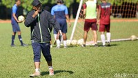 RD memberikan pengarahan kepada para pemain PS TIRA Persikabo.