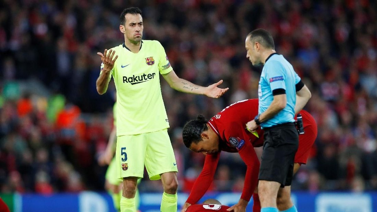 Sergio Busquets saat melanggar pemain Liverpool (Reuters/Phil Noble)