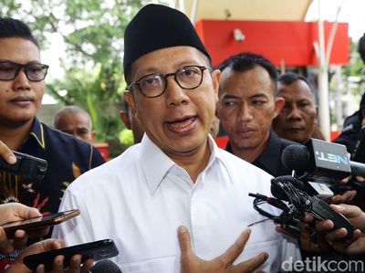 Menag Tenteng Tote Bag Saat Penuhi Panggilan KPK