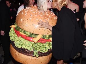 Tampil Nyentrik Sebagai Burger, Katy Perry Jadi Pusat Perhatian di Met Gala