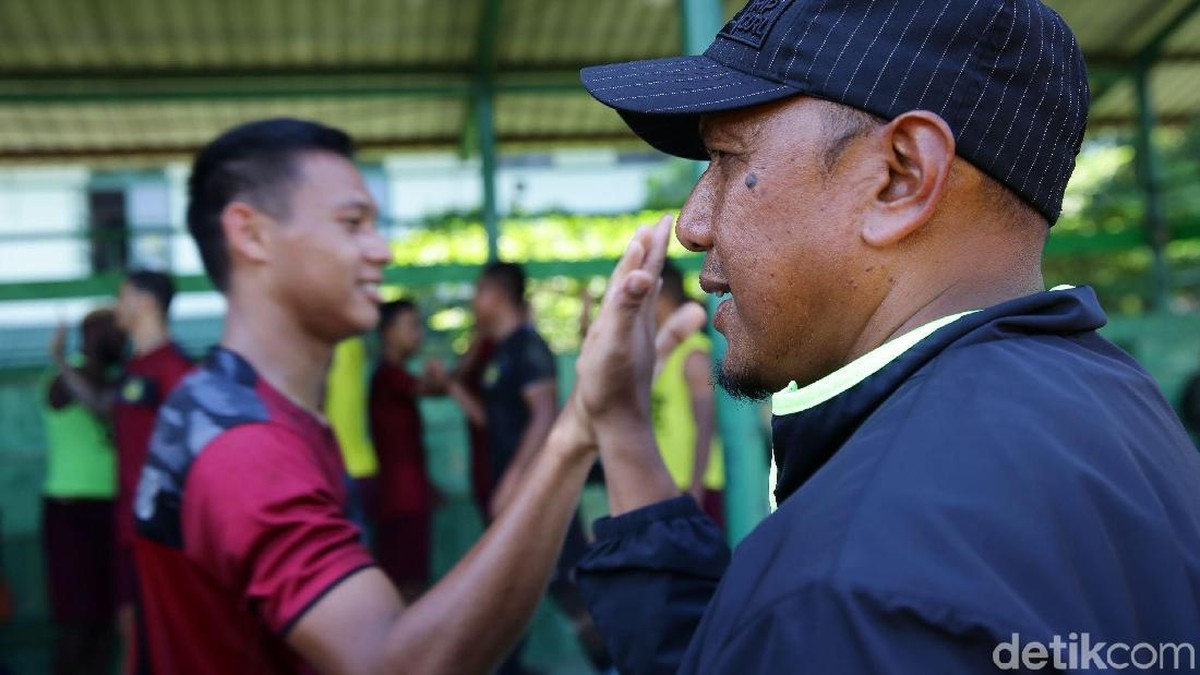 Rahmad Darmawan bersama pemain PS TIRA Persikabo. (Grandyos Zafna/detikSport)