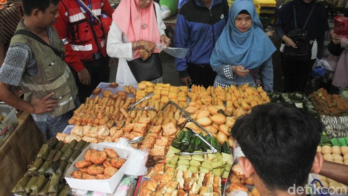 Gorengan banyak mendominasi sajian takjil untuk buka puasa (Foto: Rifkianto Nugroho) Gorengan banyak mendominasi sajian takjil untuk buka puasa (Foto: Rifkianto Nugroho)