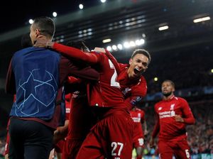 Ada Pahlawan di Pinggir Lapangan Anfield Sebelum Gol Keempat Liverpool